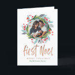 Frohe Weihnachten | Wasserfarbenfoliendraht Foto<br><div class="desc">Feiern Sie die magische und festliche Urlaubssaison mit unseren individuellen Urlaubskarten. Unser festliches Urlaubsszenario zeichnet sich durch handgemalte Urlaubspflege, Grünpflanzen, Blätter und beerisches Weihnachtskreidekunst aus, die das Foto wunderschön umrahmt und so ein festliches Ambiente schafft. "erstes Weihnachten" in einem stylischen Skript-Pinsel-Skript in den Imitaten gold angezeigt. Personalisieren Sie mit Gruß...</div>