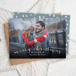 Frohe Weihnachts-Chic-Skriptüberlagerung Foto Feiertagskarte<br><div class="desc">Erschwingliche, individuell bedruckte Weihnachtskarten mit einfachen Vorlagen für die Anpassung. Dieses stilvolle Design besticht durch ein einfaches Foto-Overlay-Design mit "Frohe Weihnachten" in einem modernen Kalligraphie-Script-Schriftart. Personalisieren Sie es mit Ihrem Foto, Namen, Jahr oder anderen benutzerdefinierten Text. Die Rückseite hat Platz für zusätzliche Fotos oder Texte. Verwenden Sie die Designtools, um...</div>