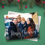 Frohe Weihnachts einfache Skriptfamilie Foto Feiertagspostkarte<br><div class="desc">Diese klassische, einfache Weihnachtspostkarte zeigt "Frohe Weihnachten" in der Schrift am Ende eines Single horizontalen Fotos. Diese Weihnachts-Fotokarte ist ideal für den Gebrauch als Weihnachtskarte für die ganze Familie. Die Rückseite der Karte hat Platz für ein zweites Foto und eine längere benutzerdefinierte Nachricht oder es kann leer verlassen werden, um...</div>