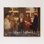Frohe Weihnachts Familie Foto Gedenken Puzzle<br><div class="desc">Erstellen Sie Ihr eigenes Weihnachtspuzzle mit einem eleganten Kalligrafieschrift "Frohe Weihnachten",  einem unvergesslichen Foto und Ihrem Namen mit dem Jahr. Dieses Design ist mit winterlichen Imitaten goldene Glitzer-Schneeflocken und festliche weiße Punkte,  um eine winterliche Atmosphäre.</div>