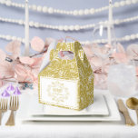 Frohe Weihnachts-Feiertage Gold Vintage Dekos Geschenkschachtel<br><div class="desc">"Frohe Weihnachten" gefeierter Foliage Rahmen, dekorative Schnörkel, Vintag klassische Gold und Weiß, elegant und klassisch Art Deco Feiertag Gefallen Box. Der Hintergrund kann in eine beliebige Farbe geändert werden. Entworfen / Original-Kunstwerk von fat*fa*tin. Einfach mit eigener Textnachricht, Name, Foto oder Bild personalisieren. Weitere Schriftart-Stile, Foto-Filter und Editing-Features sind auf der...</div>