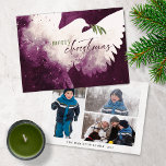 Frohe Weihnachts-Foto Dove Magenta Green Feiertagskarte<br><div class="desc">Diese 7" x 5" flachen Weihnachtskarten haben eine abstrakte Taube in Magentatönen. "Frohe Weihnachten" in Grün und Magenta zusammen mit einem grünen Olivenzweig. Passen Sie Ihren Familiennamen und das Jahr an. Die Rückseite hat drei Fotos,  ein Portrait,  zwei Landschaften.</div>