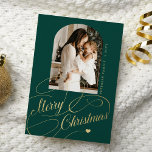 Frohe Weihnachts-Foto Feiertagskarte<br><div class="desc">Elegante stilvolle Frohe Weihnachten Imitate Gold klassische Kalligraphie Drehbuch Familie Foto Grün Urlaubskarte mit Ihrem individuellen personalisierten Text auf beiden Seiten. BITTE BEACHTEN SIE, dass die Hintergrundfarbe editierbar ist. Sie können es ändern, nachdem Sie unter dem IT-Menü PERSONALISIEREN die Option CUSTOMIZE ausgewählt haben. Wenn Sie es sich nicht leicht machen,...</div>