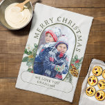 Frohe Weihnachts-Foto Holly und Pine Personalisier Geschirrtuch<br><div class="desc">Charmante Weihnachten Foto-Küchenwäsche für Ihren Urlaub Wohngestaltung oder saisonale Foto Geschenk. Personalisieren Sie für Oma oder personalisieren Sie die Formulierung für jeden, den Sie gewollt haben. Ihre Fotos werden im Porträtformat 16:9 angezeigt und die Fotomodelle wird automatisch in einer pilzförmigen, abgerundeten Lozenform angezeigt. Weitere Designs und Geschenkideen finden Sie in...</div>