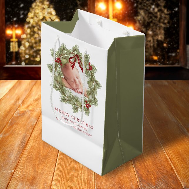 Frohe Weihnachts-Foto Wasserfarbenwelt Kranz Mittlere Geschenktüte (Merry Christmas photo greenery wreath gift bag. )