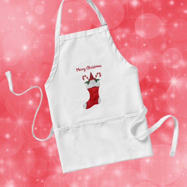 Frohe Weihnachts-Gnome in Red Strumpf Candy Canes Schürze (Cute gnome in red Christmas stocking with holly leaves and candy canes on kitchen apron.)