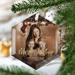 Frohe Weihnachts-Gold-Script-Familie Foto Ornament Aus Glas<br><div class="desc">Verbringen Sie Ihren Urlaub Freunden und Familie mit diesem modernen Sake-Ornament. Der goldene Imitat-Folientext liest "Frohe Weihnachten" in elegantem Schriftzeichen. Ersetzen Sie das Beispielbild durch Ihr Lieblings-Foto,  und fügen Sie Ihren Familiennamen und das Jahr hinzu. Ein Filter mit schwarzem Farbverlauf hilft,  den Text zu Pop zu machen.</div>
