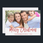 Frohe Weihnachts Hand Lettered Script Foto Card Feiertagskarte<br><div class="desc">Frohe Weihnachts Hand Briefe Script Foto Card. Foto und Text dieses handgeschriebenen Pinselskripts können aktualisiert und mit Ihrem Foto und Familiennamen angepasst werden. Diese Karte zeigt auch den Familiennamen und einen goldenen Folienkranz auf der Rückseite der Weihnachtskarte an.</div>