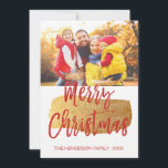 Frohe Weihnachts Hand Lettered Script Foto Card Feiertagskarte<br><div class="desc">Frohe Weihnachts Hand Briefe Script Foto Card. Foto und Text dieses handgeschriebenen Pinselskripts können aktualisiert und mit Ihrem Foto und Familiennamen angepasst werden. Diese Karte zeigt auch den Familiennamen und einen goldenen Folienkranz auf der Rückseite der Weihnachtskarte an.</div>