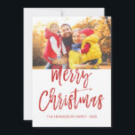 Frohe Weihnachts Hand Lettered Script Foto Card Feiertagskarte<br><div class="desc">Frohe Weihnachts Hand Briefe Script Foto Card. Foto und Text dieses handgeschriebenen Pinselskripts können aktualisiert und mit Ihrem Foto und Familiennamen angepasst werden. Diese Karte zeigt auch den Familiennamen und einen goldenen Folienkranz auf der Rückseite der Weihnachtskarte an.</div>