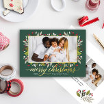 Frohe Weihnachts-Hunter Green Gold Elegantes Skrip Folien Feiertagskarte<br><div class="desc">"Frohe Weihnachten" ist die Urlaubskarte mit einem Blumengrün-Blätter und Beeren-Design mit einem modernen, eleganten, echten Goldfolien-Grußtext und Rahmen rund um das Bild. Personalisieren Sie den einfachen Text mit einer Familiensignatur und dem Jahr, und wählen Sie eine zusätzliche Nachricht auf der Kartenrückseite. Auf der Rückseite sind zwei zusätzliche Fotos enthalten. Enthält...</div>