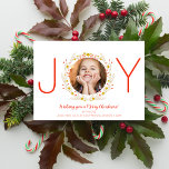 Frohe Weihnachts Joy Holiday Foto Wreath Feiertagskarte<br><div class="desc">Feiern Sie die Saison mit dieser schönen Karte mit Ihrem Foto gerahmt durch das Wort "JOY". Das O ist von einem Kranz aus Beeren und Zweigen umgeben. Spaß,  Festlichkeit und Einzigartigkeit - die perfekte Karte um Ihnen einen angenehmen Urlaub zu bereiten.</div>