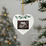 Frohe Weihnachts-Oma-Schwangerschaft Ankündigung Keramik Ornament<br><div class="desc">Es ist immer eine gute Zeit, diese aufregende Nachricht mit Ihren nächsten und lieben zu teilen. Perfekte Geschenkidee für die Oma mit Ultraschall Foto. Passen Sie diese einmalige Anzeige an, fügen Sie Ihre Daten hinzu und ließ jedem, der über diese Neuigkeiten Bescheid weiß. Gutes Geschenk für neue Eltern und Babyduschen....</div>