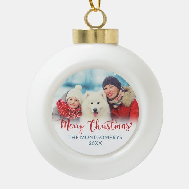 Frohe Weihnachts Red Script Familie Foto Dog Keramik Kugel-Ornament (Vorderseite)