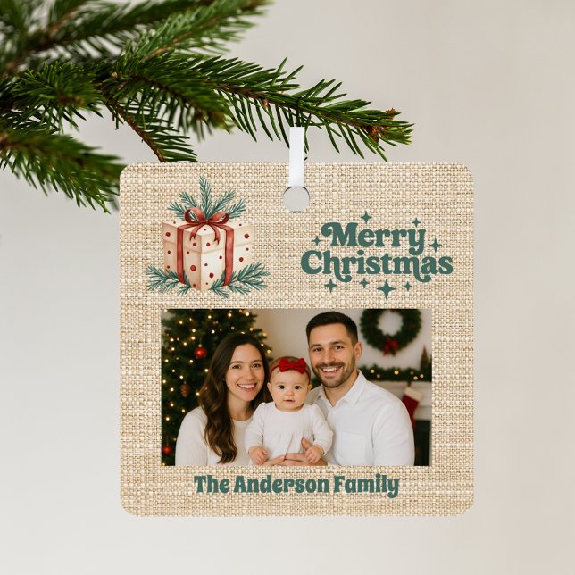 Frohe Weihnachts-Rot-Foto-beige Burlap-Geschenkbox Ornament Aus Metall (Von Creator hochgeladen)