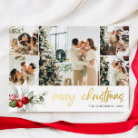 Frohe Weihnachts Script Berry Blätter Foto Collage Folien Feiertagskarte<br><div class="desc">Genießen Sie den festlichen Geist mit unserer luxuriösen personalisierten Weihnachtskarte, die die Wärme und Freude der Saison einfangen soll. Die Karte nimmt die zentrale Bühne mit einer reizvollen Anordnung von fünf quadratischen Fotos, jedes erzählt eine einzigartige Geschichte der gepflegten Momente Ihrer Familie. Während die Augen unter sich gleiten, schmückt ein...</div>