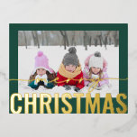 Frohe Weihnachts-Script-Foto Simple Modern Folien Feiertagspostkarte<br><div class="desc">Frohe Weihnachts-Script-Foto Simple Modern Gold Foil Weihnachtskarten zeigen Ihr Lieblings-Foto auf einem einfachen minimalistisch grünen Hintergrund mit einem "Frohen Weihnachten" Goldfolien-Kalligraphie-Skript-Overlay. Personalisieren Sie den Text auf der Rückseite,  indem Sie ihn bearbeiten. Designed by ©2024 Evco Studio www.zazzle.com/store/evcostudio</div>