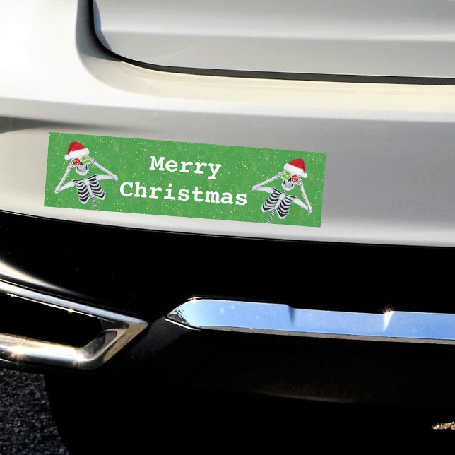 Frohe Weihnachts Skeletons Ornament Eyes Green Autoaufkleber (Silly skeletons ornament eyes red Santa hats on green Merry Christmas bumper sticker.)
