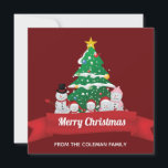 Frohe Weihnachts-Snowman-Familie Niedliche Custom Feiertagskarte<br><div class="desc">Auf dieser niedlichen Weihnachtskarte zeichne eine bezaubernde Schneemannsfamilie vor einem wunderschönen Weihnachtsbaum. Das festliche rote Banner ist auf Ihren eigenen Text abgestimmt und der Rücken kann mit Ihrem eigenen Weihnachtsgrüßen für Weihnachten personalisiert werden.</div>