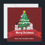 Frohe Weihnachts-Snowman-Familie Niedliche Custom Feiertagskarte<br><div class="desc">Auf dieser niedlichen Weihnachtskarte zeichne eine bezaubernde Schneemannsfamilie vor einem wunderschönen Weihnachtsbaum. Das festliche rote Banner ist auf Ihren eigenen Text abgestimmt und der Rücken kann mit Ihrem eigenen Weihnachtsgrüßen für Weihnachten personalisiert werden.</div>