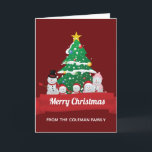 Frohe Weihnachts-Snowman-Familie Niedliche Custom Feiertagskarte<br><div class="desc">Auf dieser niedlichen Weihnachtskarte zeichne eine bezaubernde Schneemannsfamilie vor einem wunderschönen Weihnachtsbaum. Das festliche rote Banner ist auf Ihren eigenen Text abgestimmt und das Innere kann mit Ihrem eigenen Weihnachtsgrüßen für Weihnachten personalisiert werden.</div>