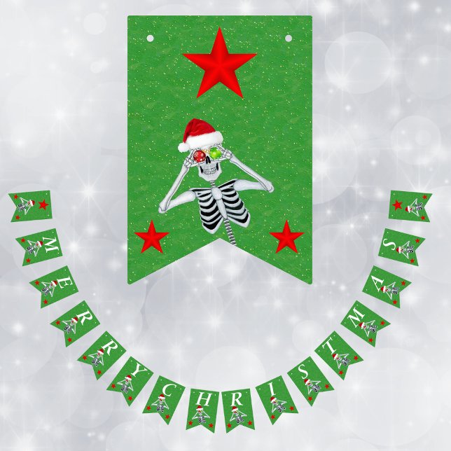 Frohe Weihnachts Spaß Skeleton Red Stars Green Wimpelkette (Fun Skeleton ornament eyes Santa hat red stars on green Merry Christmas party banner bunting flags.)