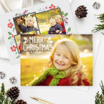 Frohe Weihnachts-White Overlay Foto Collage Feiertagskarte<br><div class="desc">Die klassische Urlaubskarte im Waldlandstil zeichnet sich durch ein zweiseitiges Design aus: vier (4) Fotos, ein weißes "Frohe Weihnachten"-Overlay mit individuellem Text und Illustrationen zu Weihnachtsfeiern, Heiligen Blätter, Beeren, Poinsettias, Kiefernästen und Akkorden, die die Fotos auf der Kartenrückseite umrahmen. Der Hintergrund hat einen subtilen hellgrauen Strick strukturiert Aussehen. Das Design...</div>