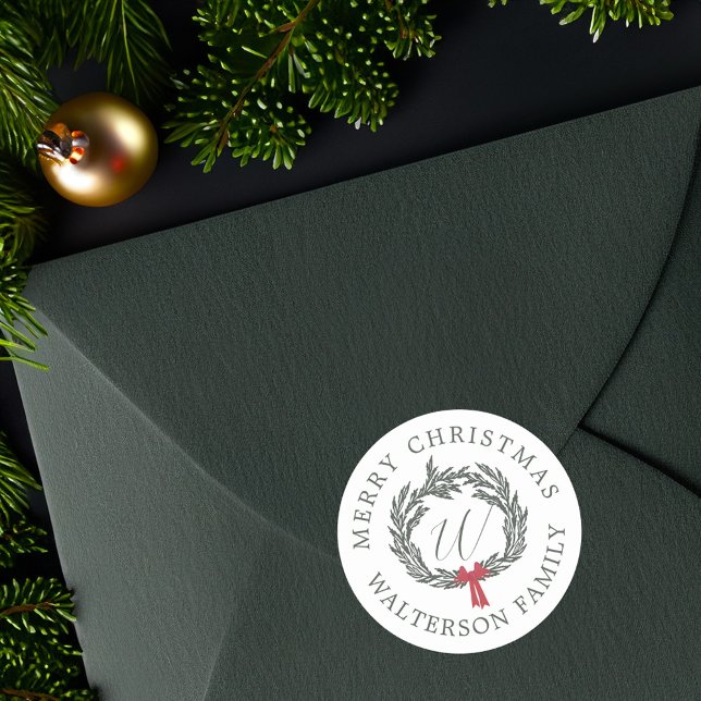 Frohe Weihnachts Winter Garland Wreath Monogram Runder Aufkleber (Merry Christmas Winter Garland Wreath Monogram Classic Round Sticker)