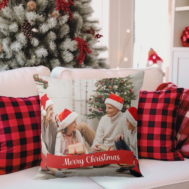 Frohe Weihnachtsbanner Custom Foto Kissen (Add your favorite photo to this festive pillow that features a red banner that says Merry Christmas.)