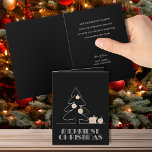 Frohe Weihnachtsbaum Schwarzer Feiertag Karte<br><div class="desc">Auf diesen schwarz gefalteten Weihnachtsgrüßkarten werden die Wörter Frohe Weihnachten in Retro-Vintager Schrift,  eine Skizze eines Baumes mit Imitaten Goldfolienschmuck und Geschenken vorgestellt. PASSENDE Artikel in unserem Geschäft.</div>
