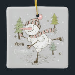 Frohe Weihnachtseis Skaten Snowman Keramikornament<br><div class="desc">Frohe Weihnachtseis Skaten Snowman Keramik Ornament Bringen Sie noch viel mehr Feiertagsjubiläum an Ihren Baum mit einem maßgeschneiderten Keramik-Ornament. Füge deine liebsten Fotos, Bilder und persönlichen Nachrichten hinzu. Du kannst beide Seiten des Ornaments selbst gestalten. Die goldene Schnur hilft dir dabei diesen Schmuck aufzuhängen und deine Erinnerungen perfekt zu präsentieren....</div>