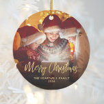 Frohe Weihnachtsfamilie Foto Elegante Goldene Schr Keramik Ornament<br><div class="desc">Verbringen Sie Ihren Urlaub Freunden und Familie mit diesem modernen Sake-Ornament. Der goldene Imitat-Folientext liest "Frohe Weihnachten" in elegantem Schriftzeichen. Ersetzen Sie das Beispielbild durch Ihr Lieblings-Foto,  und fügen Sie Ihren Familiennamen und das Jahr hinzu. Ein Filter mit schwarzem Farbverlauf hilft,  den Text zu Pop zu machen.</div>