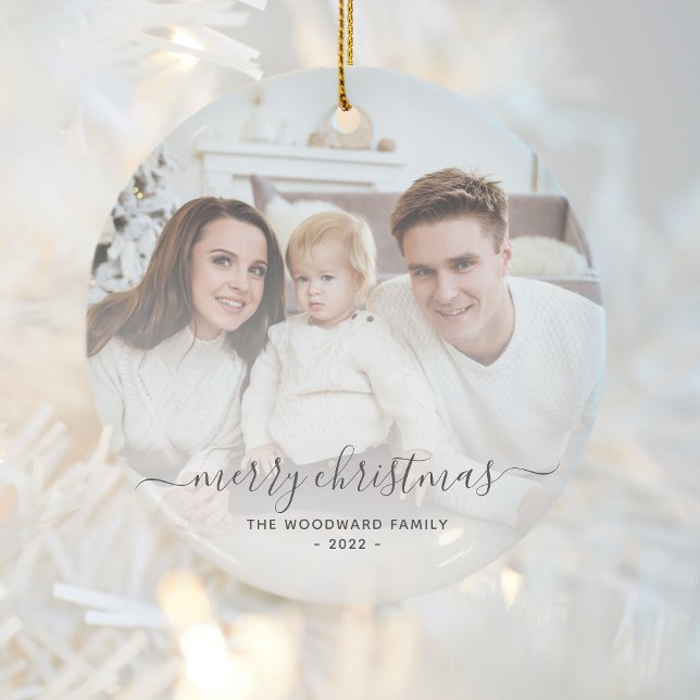 Frohe Weihnachtsfamilie Foto Grau Script Keramik Ornament (Von Creator hochgeladen)