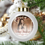 Frohe Weihnachtsfamilie Foto Rose Gold Script Keramik Kugel-Ornament<br><div class="desc">Verbringen Sie Ihren Urlaub Freunden und Familie mit diesem modernen Sake-Ornament. Die Rose gold Imitat-Folientext lautet "Frohe Weihnachten" in eleganter Handschrift. Ersetzen Sie das Beispielbild durch Ihr Lieblings-Foto,  und fügen Sie Ihren Familiennamen und das Jahr hinzu. Mithilfe eines Farbverlaufsefilters wird der Pop des Textes erzeugt.</div>