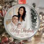 Frohe Weihnachtsfamilie Foto Rose Gold Script Ornament Aus Metall<br><div class="desc">Verbringen Sie Ihren Urlaub Freunden und Familie mit diesem modernen Sake-Ornament. Die Rose gold Imitat-Folientext lautet "Frohe Weihnachten" in eleganter Handschrift. Ersetzen Sie das Beispielbild durch Ihr Lieblings-Foto,  und fügen Sie Ihren Familiennamen und das Jahr hinzu. Mithilfe eines Farbverlaufsefilters wird der Pop des Textes erzeugt.</div>