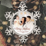 Frohe Weihnachtsfamilie Foto Rose Gold Script Schneeflocken Zinn-Ornament<br><div class="desc">Verbringen Sie Ihren Urlaub Freunden und Familie mit diesem modernen Sake-Ornament. Die Rose gold Imitat-Folientext lautet "Frohe Weihnachten" in eleganter Handschrift. Ersetzen Sie das Beispielbild durch Ihr Lieblings-Foto,  und fügen Sie Ihren Familiennamen und das Jahr hinzu. Mithilfe eines Farbverlaufsefilters wird der Pop des Textes erzeugt.</div>