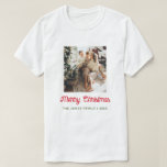 Frohe Weihnachtsfamilie Foto T-Shirt<br><div class="desc">Stolz tragen Sie diesen "fröhlichen Weihnachts-Foto-T - Shirt" zu Weihnachten Partys oder zum Schütteln auf Zuhause. Personalisieren Sie sich einfach mit Ihrem Foto und Familiennamen. Kaufen Sie für jedes Familienmitglied einen T - Shirt, damit Sie alle übereinstimmen! *** Für weitere Anpassungen klicken Sie bitte auf den Link "Weiter anpassen" und...</div>