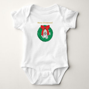 Frohe Weihnachtsfeier mit einem Reifen auf einem Baby Strampler