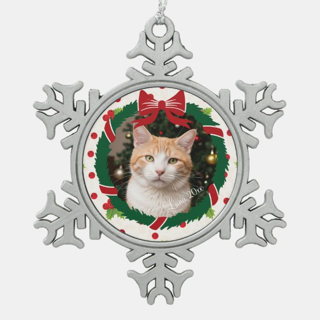 Frohe Weihnachtsfeier und Holly Custom Pet Foto Schneeflocken Zinn-Ornament (Vorderseite)