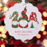 Frohe Weihnachtsgnomes Niedlich Personalisiert Ornament Karte<br><div class="desc">Niedliche personalisierte Urlaubskarte mit drei skandinavischen Zwergen mit saisonalen Rot- und Grünhüten. Sie können leicht die "Frohe Weihnachten" Gruß und Ihren Namen am Ende personalisieren.</div>