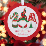 Frohe Weihnachtsgnomes Niedlich Red Ornament Karte<br><div class="desc">Niedliche Urlaubskarte,  die auch als Geschenktafel und als Papierbaumschmuck verwendet werden kann. An der Vorderseite stehen drei skandinavische Gnome mit saisonalen roten und grünen Hüten. Sie können leicht die "Frohe Weihnachten" Gruß und Ihren Namen am Ende personalisieren.</div>