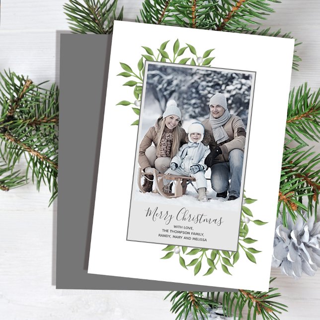 Frohe Weihnachtsgrün Elegant Winter Foliage Feiertagskarte (Merry Christmas holiday greenery photo card with a grey border. )