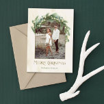 Frohe Weihnachtsgrün-Rahmen-Foto Feiertagskarte<br><div class="desc">Das elegante Design der Ferienkarte bietet einen einzigartigen Bogenrahmen für Ihr Foto mit Urlaubskiefern,  Eukalyptusgrün und scharfen Feenlampen,  die Ihr Bild akzentuieren. Enthält Bronzefarbenen "Frohe Weihnachten"-Text mit einer angepassten Formulierung und einem neutralen Elfenbein- und cremefarbenen Aquarellhintergrund.</div>