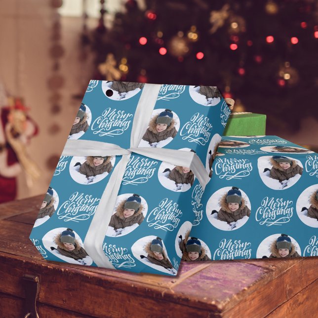Frohe Weihnachtskalligrafie Round Foto Blue Geschenkpapier (Von Creator hochgeladen)