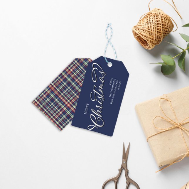 Frohe Weihnachtskalligrafie Script Navy Blue Karie Geschenkanhänger (Merry Christmas stylish silver calligraphy script gift tag with a navy blue green plaid pattern. )