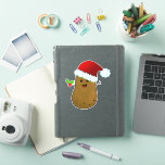 Frohe WeihnachtsKartoffel Aufkleber<br><div class="desc">Frohe WeihnachtsKartoffel mit einer roten Weihnachtsmannmütze mit einem weißen Pelzschnitt und einem weißen flauschigen Pompom. Sein Körper ist braun mit kleinen schwarzen Punkten für die Augen und einem großen glücklichen Lächeln. Er hat Arme und hält grüne heilige Blätter mit roten Beeren.</div>