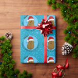 Frohe WeihnachtsKartoffel Personalisiert Geschenkpapier<br><div class="desc">Frohe WeihnachtsKartoffel mit einer roten Weihnachtsmannmütze mit einem weißen Pelzschnitt und einem weißen flauschigen Pompom. Sein Körper ist braun mit kleinen schwarzen Punkten für die Augen und einem großen glücklichen Lächeln. Er hat Arme und hält grüne heilige Blätter mit roten Beeren. Hinter ihm steht ein blauer Hintergrund mit weißen glitzernden...</div>