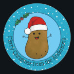 Frohe WeihnachtsKartoffel Personalisiert Runder Aufkleber<br><div class="desc">Frohe WeihnachtsKartoffel mit einer roten Weihnachtsmannmütze mit einem weißen Pelzschnitt und einem weißen flauschigen Pompom. Sein Körper ist braun mit kleinen schwarzen Punkten für die Augen und einem großen glücklichen Lächeln. Er hat Arme und hält grüne heilige Blätter mit roten Beeren. Hinter ihm steht ein blauer Hintergrund mit weißen glitzernden...</div>
