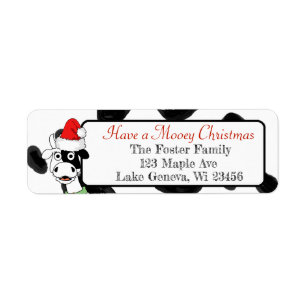 Frohe Weihnachtskuh in Weihnachtsmannmütze