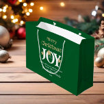 Frohe Weihnachtsnamen Skript Rustic Green Große Geschenktüte<br><div class="desc">Frohe Weihnachtsnamen Script rustikal Grün große Geschenktasche. Klicken Sie auf Personalisieren Sie diese Vorlage, um sie mit dem Familiennamen oder Ihrem eigenen persönlichen Namen und dem Jahr schnell und einfach anzupassen. Frohe Weihnachtsnachtsnachtsnacht Script Rustic Green Large Geschenktasche, ist Teil der Frohe Weihnachtskollektion in diesem Laden, die eine ganze Reihe von...</div>